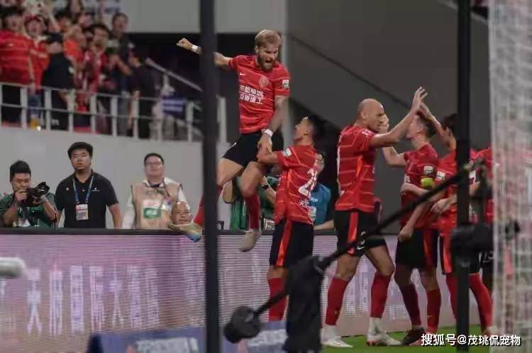 意大利杯倒计时，北京首钢转会期远射贴柱，细节引发关注，引发热议，赛程密集仍需轮换(北京一球迷比赛中冲入球场拥抱梅西)