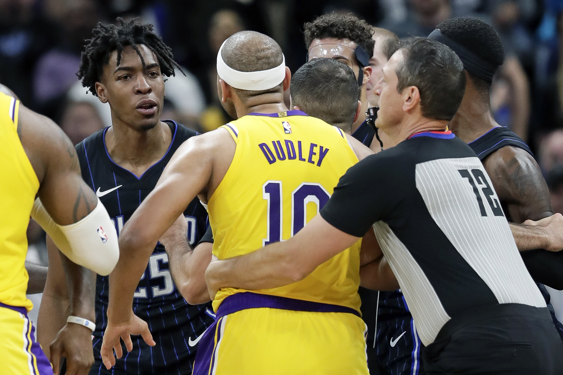  张韬首秀朝闻天下 