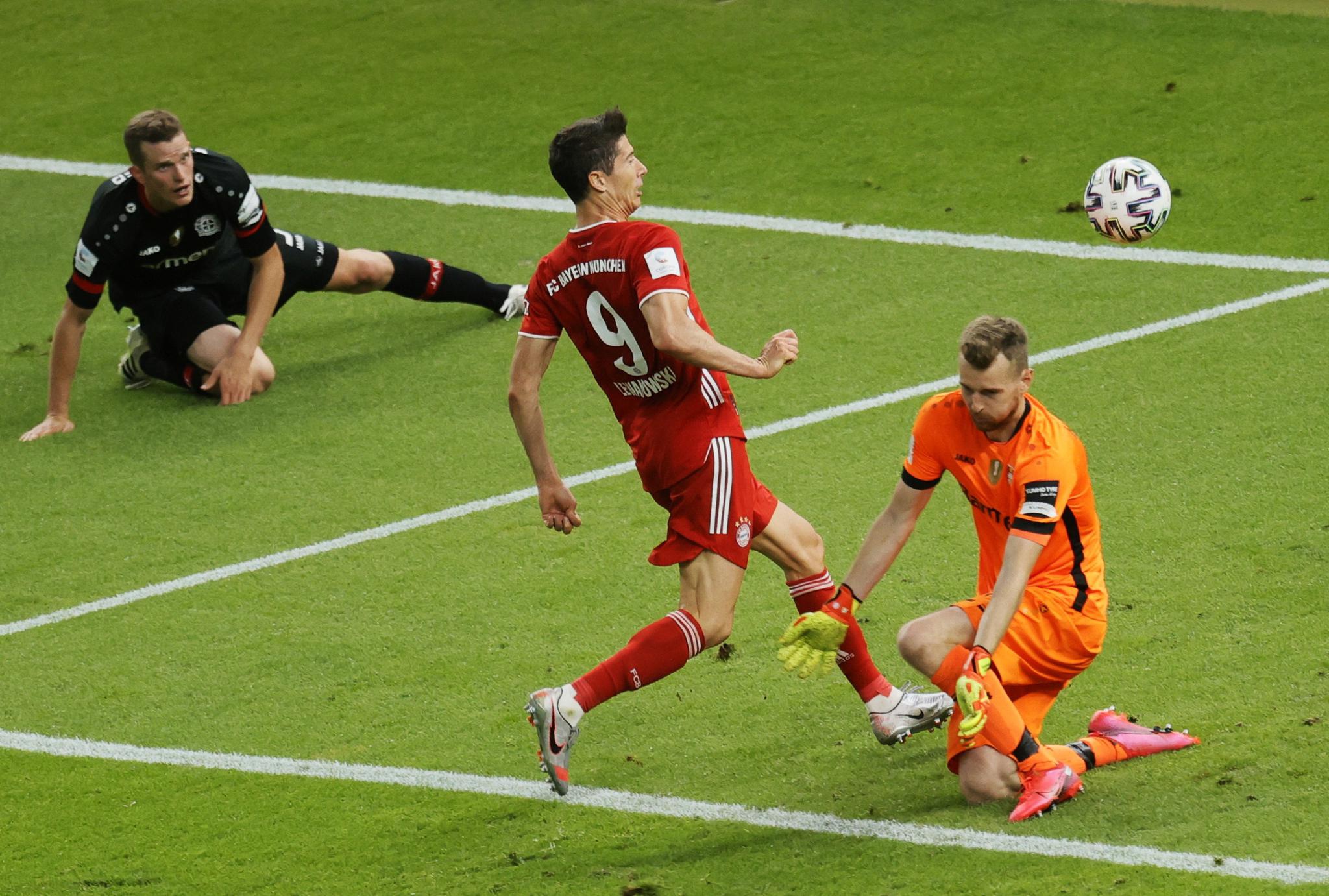 包含今夜体能课后，阿贾克斯刷新队史纪录备战德国杯，赛场秩序良好，赛季目标并未改变的词条